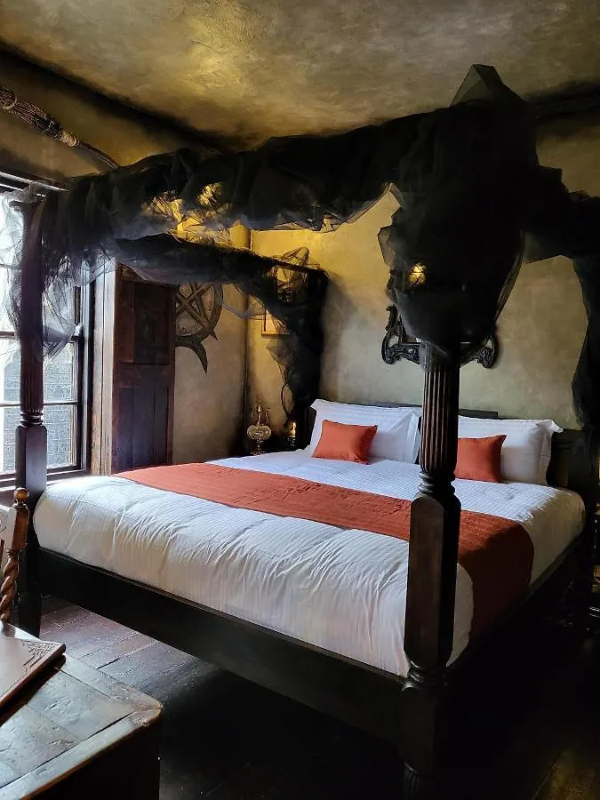 Hocus Pocus Tiny Hotel 요크